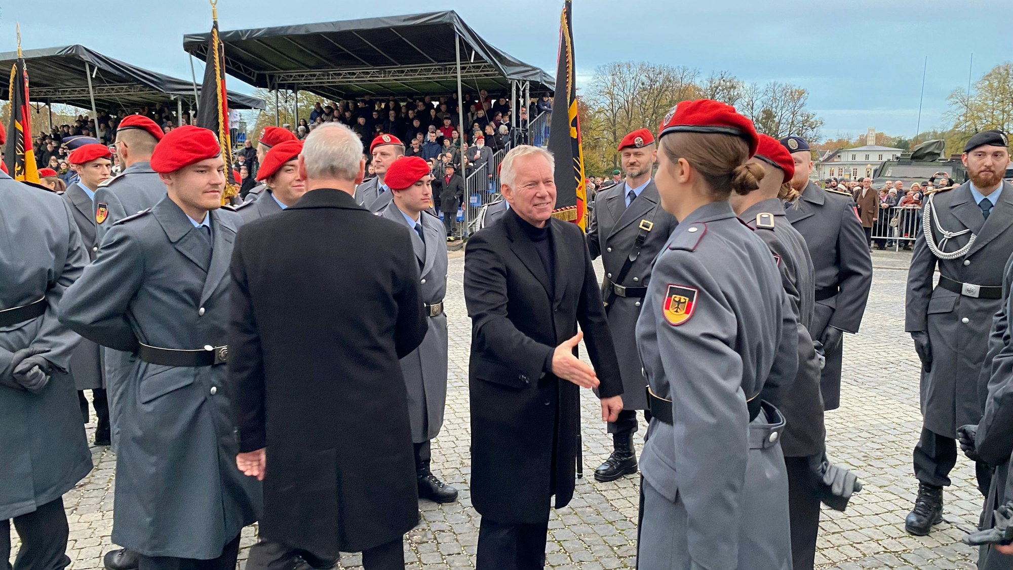 Eine Gruppe von Bundeswehrsoldaten umringt den TV-Moderator Johannes B. Kerner.