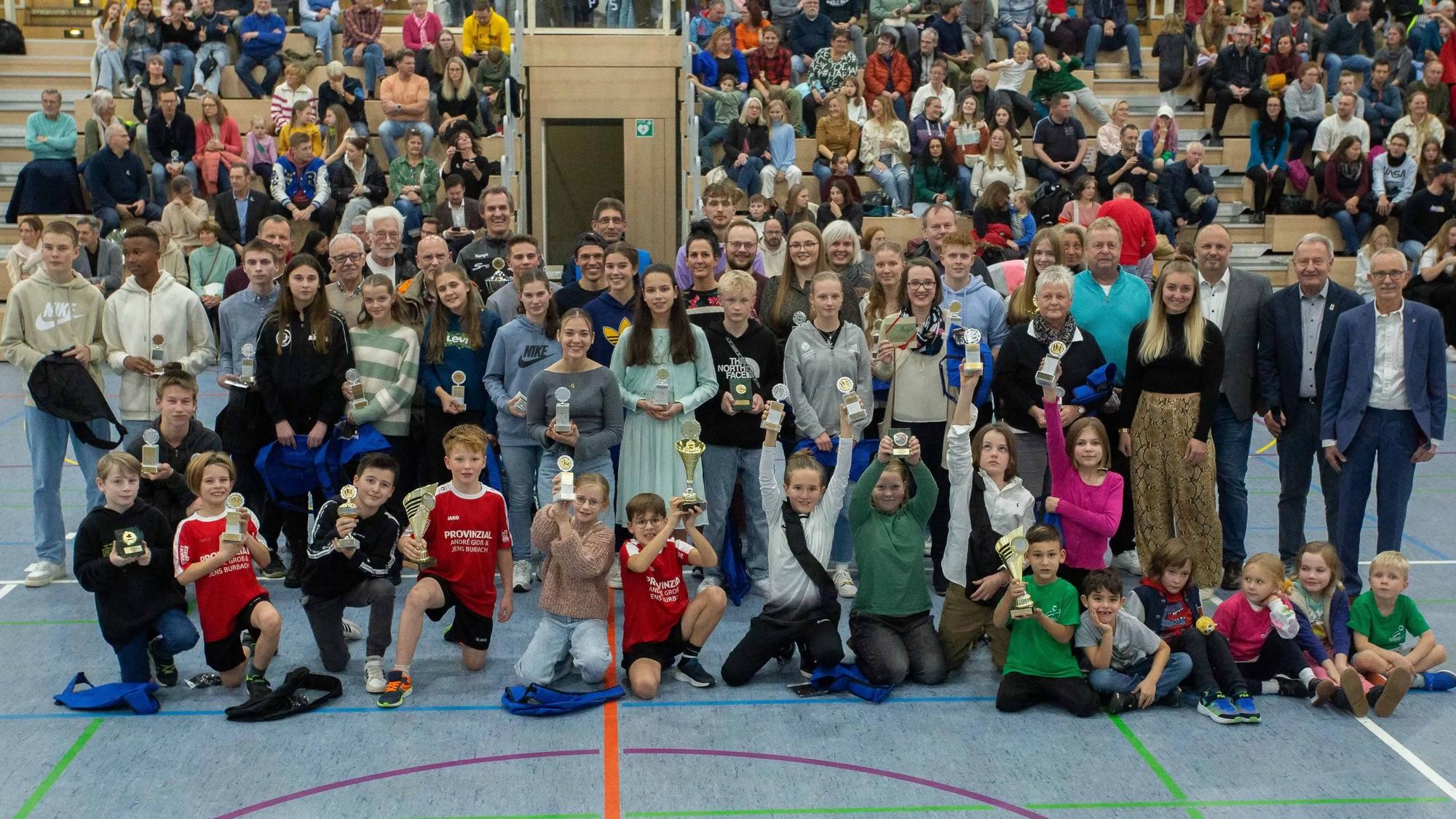 Die erfolgreichen Sportlerinnen und Sportler nach der Ehrung in der Halle auf dem Bursten in Bergneustadt.