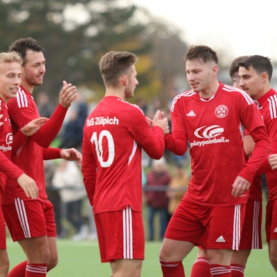 Zülpichs Spieler gratulieren dem Torschütze zum 1:0.