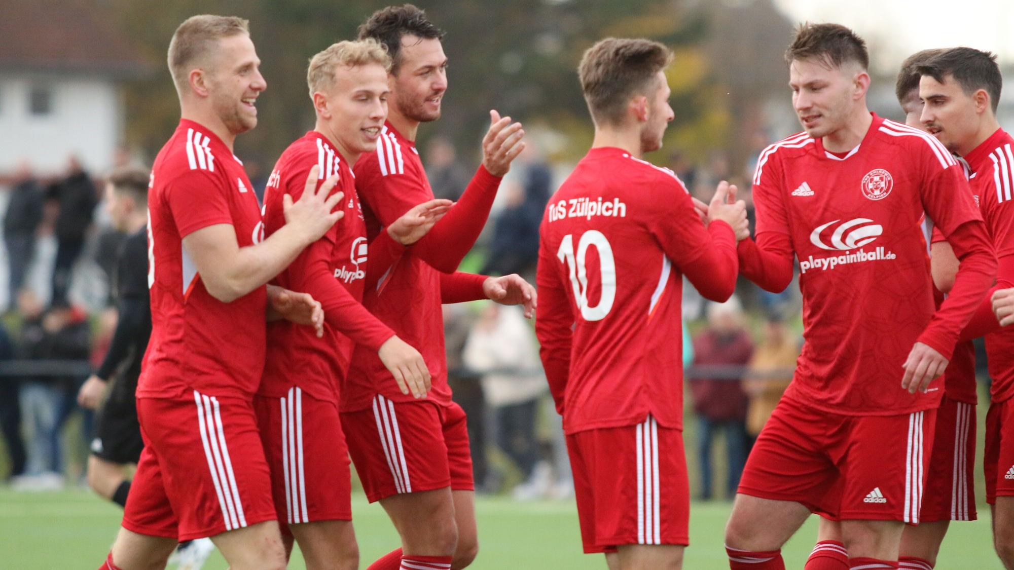 Zülpichs Spieler gratulieren dem Torschütze zum 1:0.