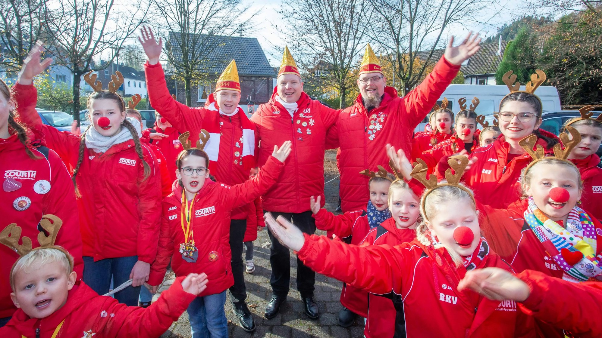Eine Gruppe des Ründerother Karnevalsvereins – Erwachsene und Kinder – jubelt in die Kamera.