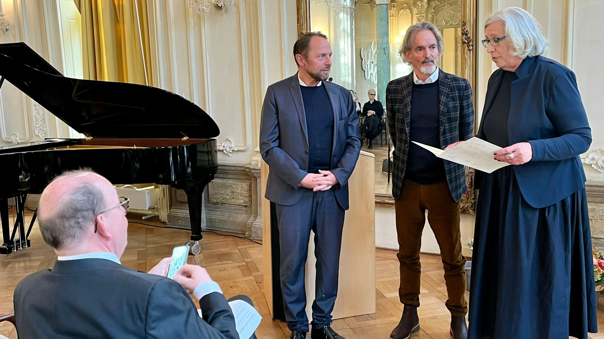 Manfred Gottschalk mit OB Uwe Richrath, Roswitha Arnold und Laudator Denis Scheck im Spiegelsaal von Schloss Morsbroich.