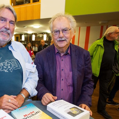 Zwei Männer stehen nebeneinander.