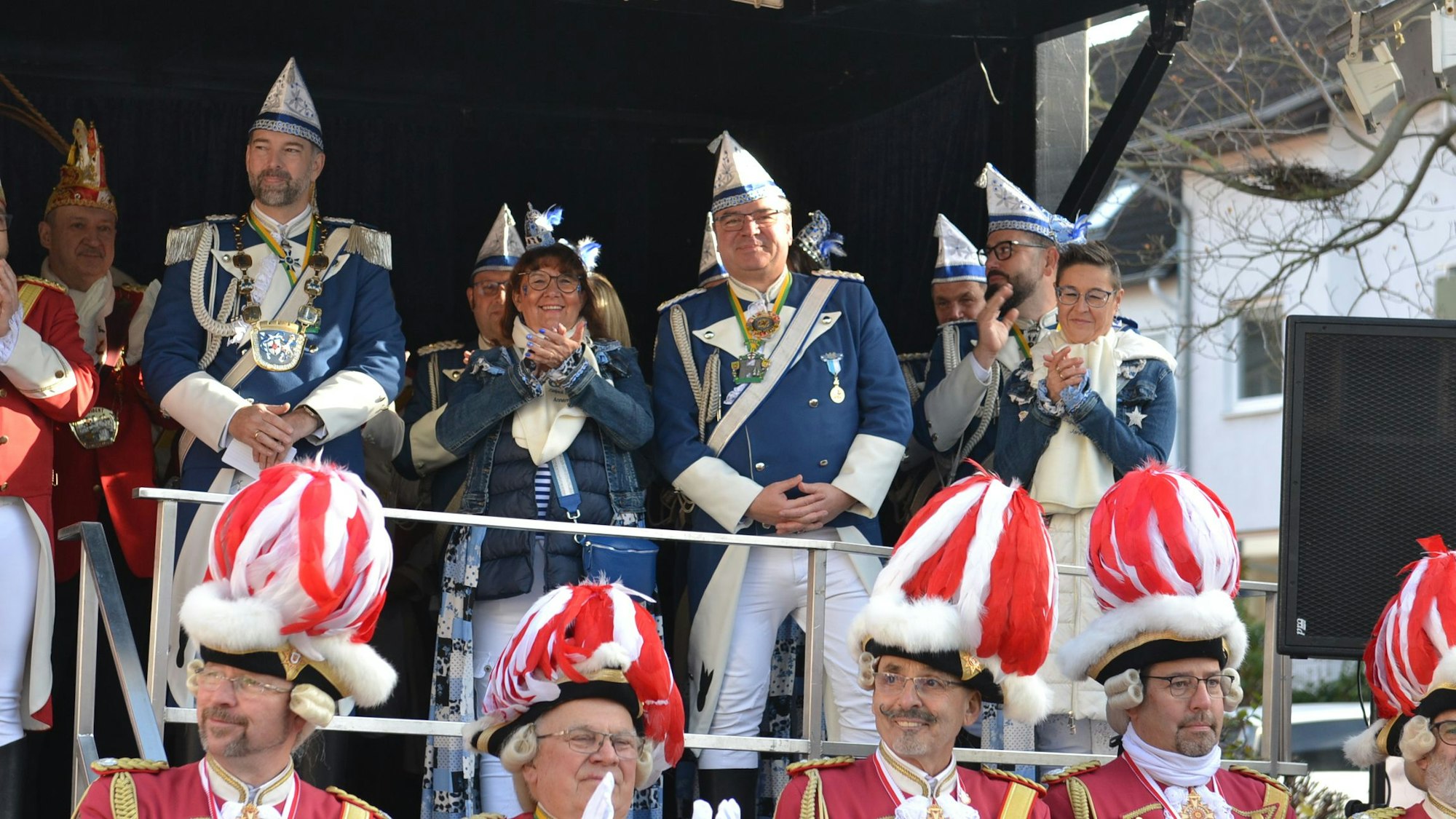 Mitglieder der Zülpicher Prinzengarde und der Blauen Funken bei der Sessionseröffnung 2023 in Zülpich.