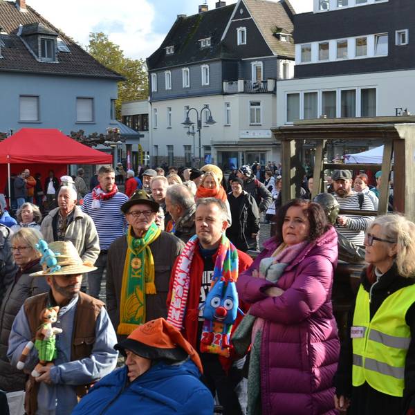 Auf dem Alten Markt sind zahlreiche Personen zu sehen, einige haben sich karnevalistisch verkleidet.