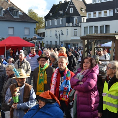Auf dem Alten Markt sind zahlreiche Personen zu sehen, einige haben sich karnevalistisch verkleidet.