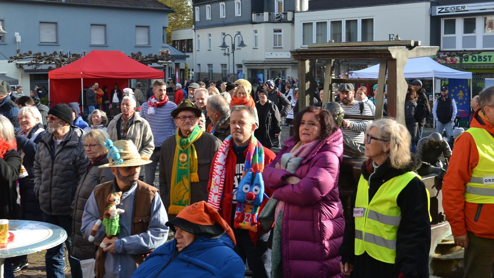 Auf dem Alten Markt sind zahlreiche Personen zu sehen, einige haben sich karnevalistisch verkleidet.