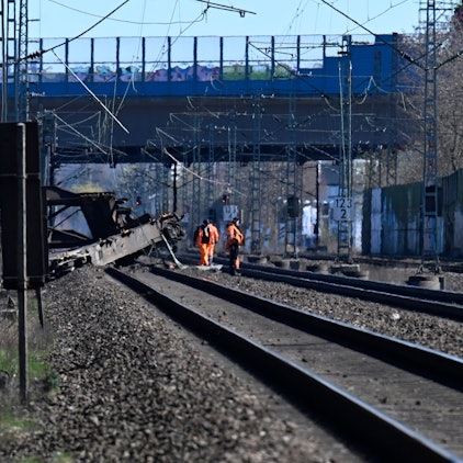 Mitarbeiter der Deutschen Bahn begutachten einen aus den Gleisen gesprungenen Güterwaggon am Bahnhof Langerfeld. (Symbolbild)