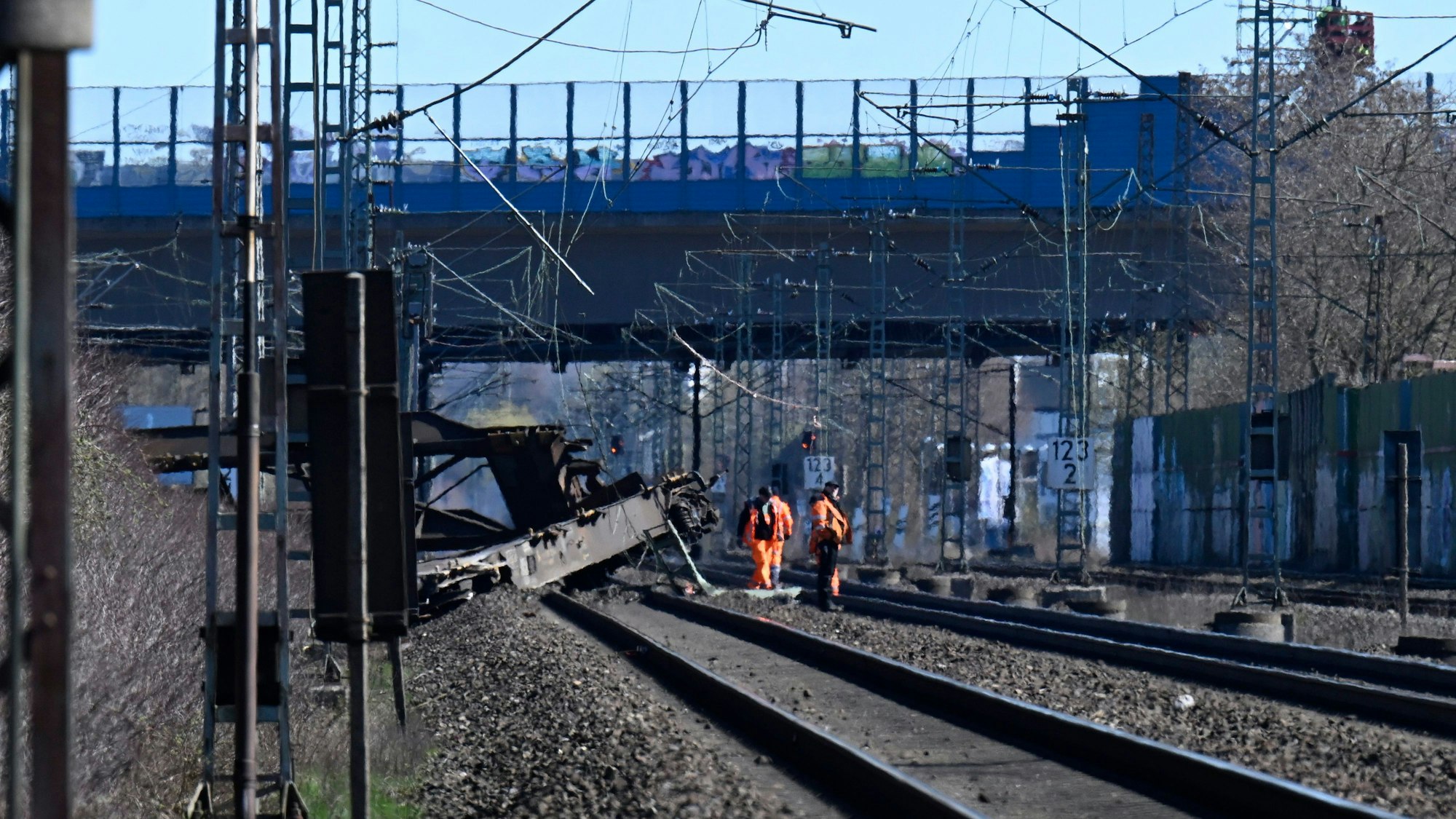 Mitarbeiter der Deutschen Bahn begutachten einen aus den Gleisen gesprungenen Güterwaggon am Bahnhof Langerfeld. (Symbolbild)