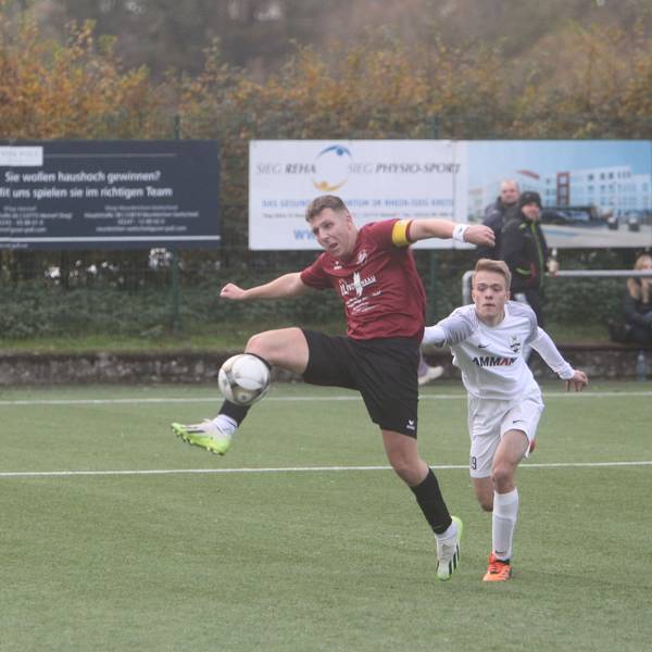 Oliver Becker (links) und der SSV Happerschoß empfangen Umutspor um ihren Ex-Coach Essi Zamani.