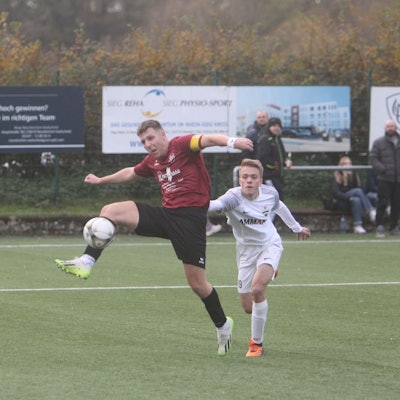 Oliver Becker (links) und der SSV Happerschoß empfangen Umutspor um ihren Ex-Coach Essi Zamani.