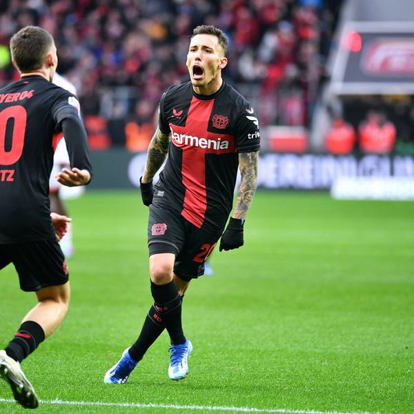 Alejandro Grimaldo feiert nach seinem Tor zum 1:0 mit Florian Wirtz.