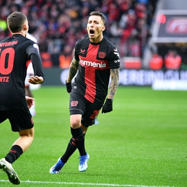 Alejandro Grimaldo feiert nach seinem Tor zum 1:0 mit Florian Wirtz.