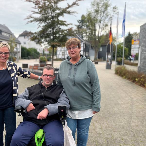 Engelsstift-Leiterin Dorothea Simon-Karschti, Bewohner Andreas Härtl und Petra Dehn (Leitung Sozialer Dienst).