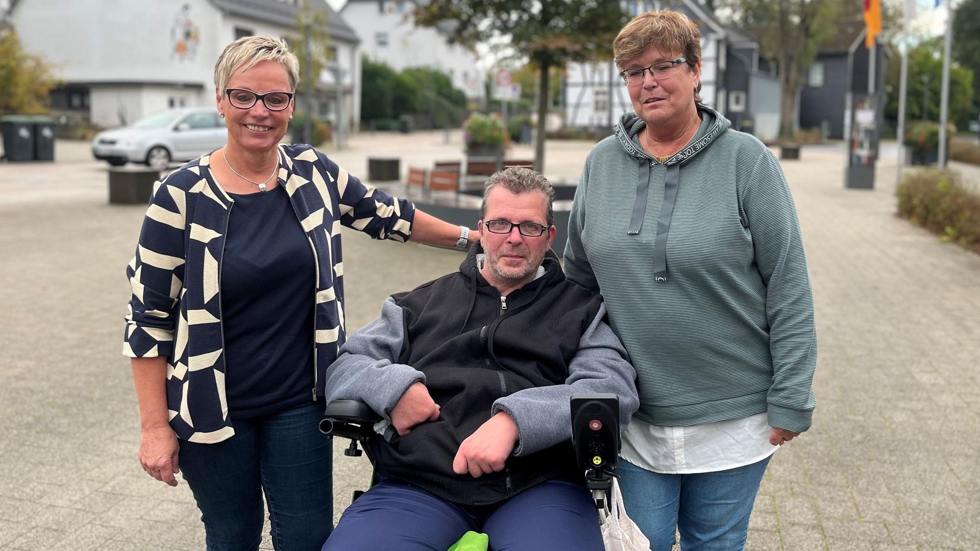 Engelsstift-Leiterin Dorothea Simon-Karschti, Bewohner Andreas Härtl und Petra Dehn (Leitung Sozialer Dienst).