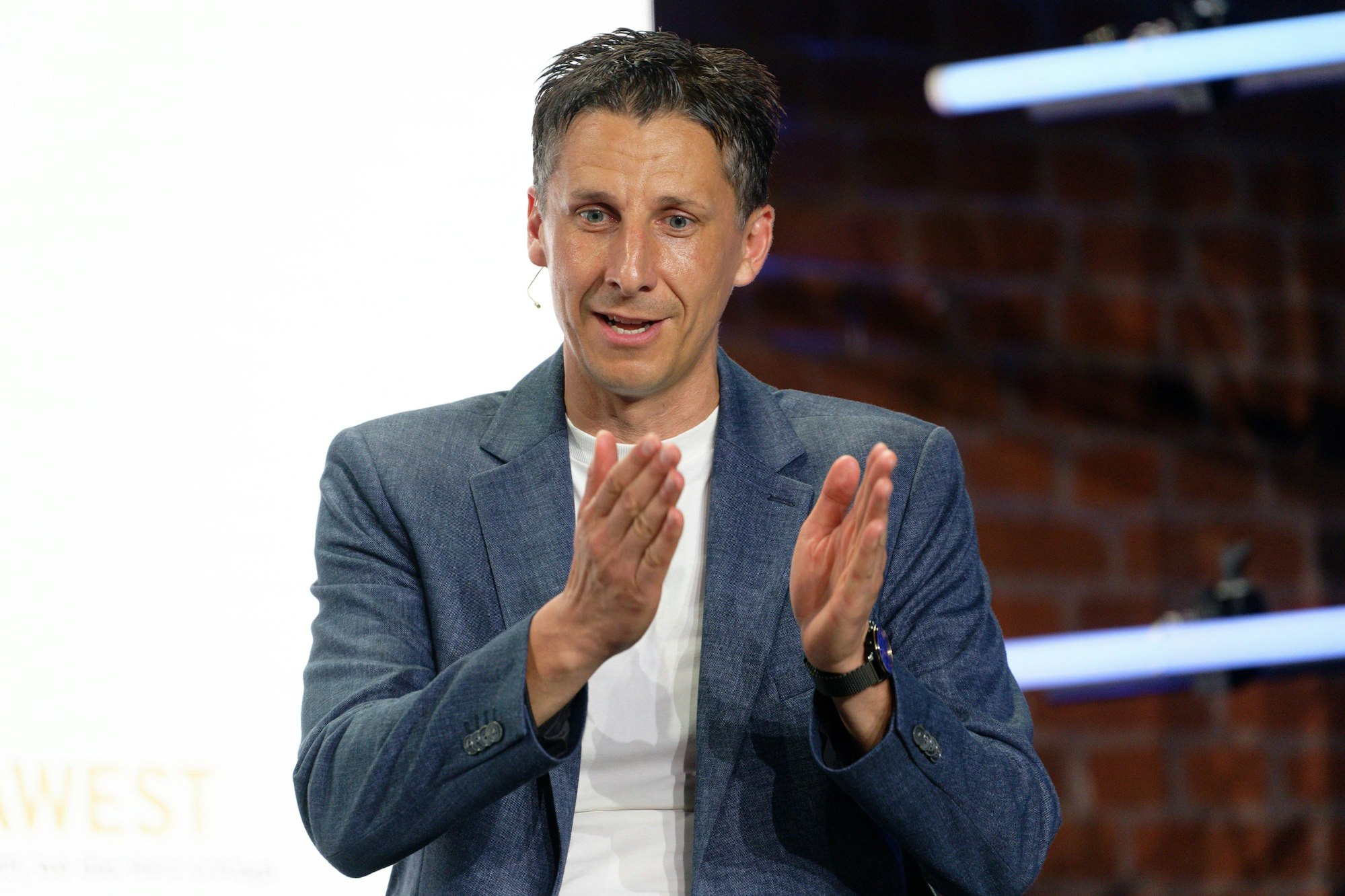 ARCHIV - 28.06.2023, Nordrhein-Westfalen, Aachen: Christian Keller, Geschäftsführer 1. FC Köln, sitzt am zweiten Tag des Zukunftskongresses #neuland zum Thema "Deutschlands Zeitenwende in der Wirtschaft und im Sport" auf der Bühne.