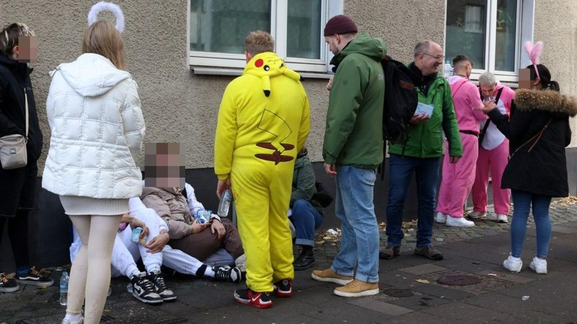 Streetworker Golob und Schärpf verteilen Durstlöscher an Jugendliche an der Zülpicher Straße.