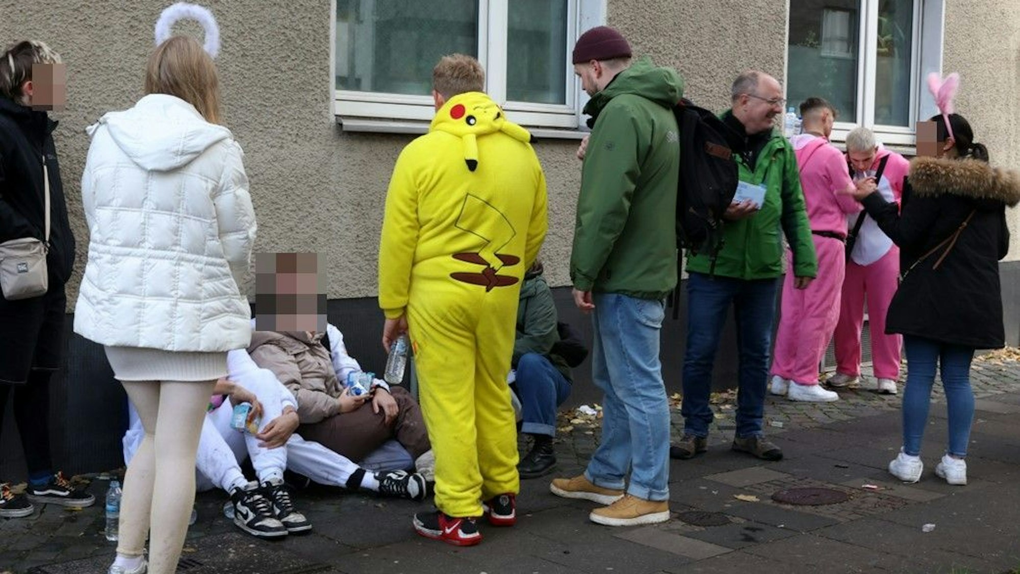 Streetworker Golob und Schärpf verteilen Durstlöscher an Jugendliche an der Zülpicher Straße.