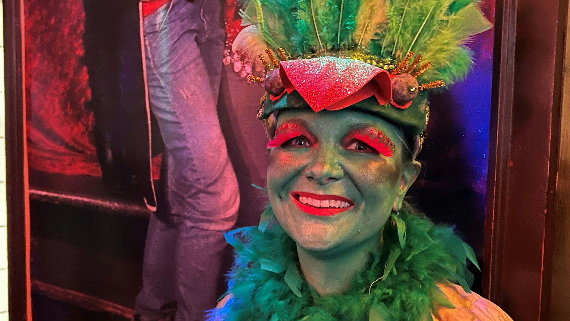 Nina Garcia im Mainzer Hof geht als grüner Papagei von Köln.