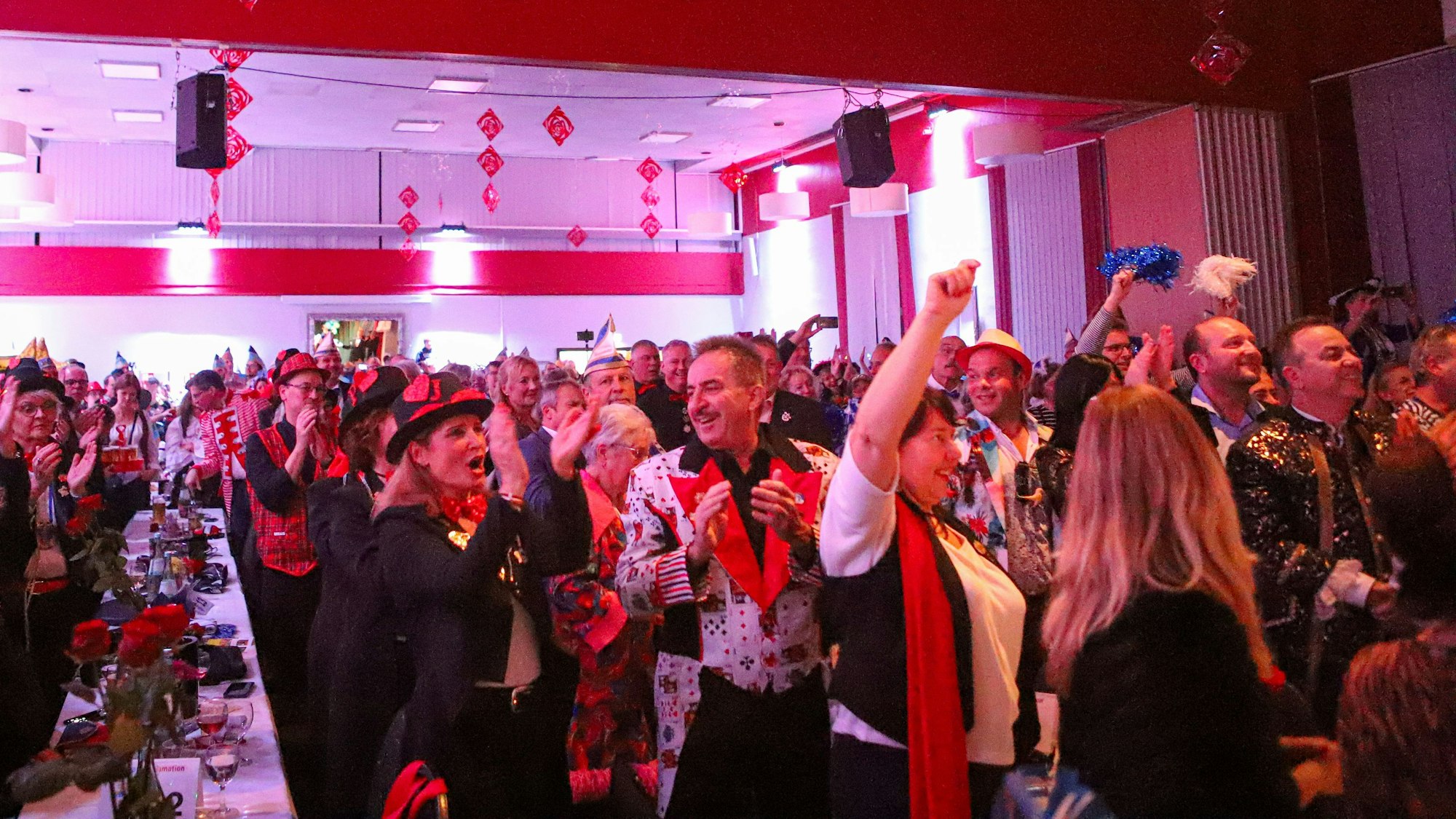 Blick in die Stadthalle Bergisch Neukirchen bei der Proklamation des Leichlinger Dreigestirns am 11. November 2023