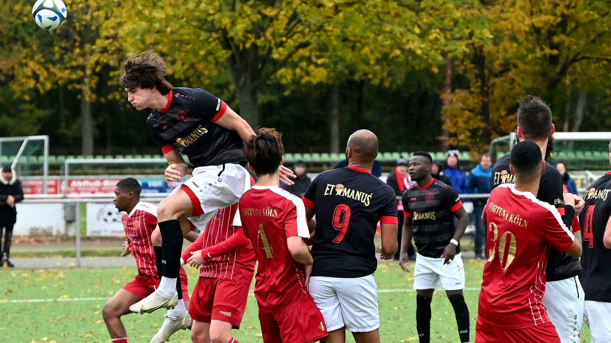 05.11.2023,-Fussball-SpVg. Porz - Fortuna Köln II
Kopfball von Ihor Liubashov (Porz)
Foto: Uli Herhaus