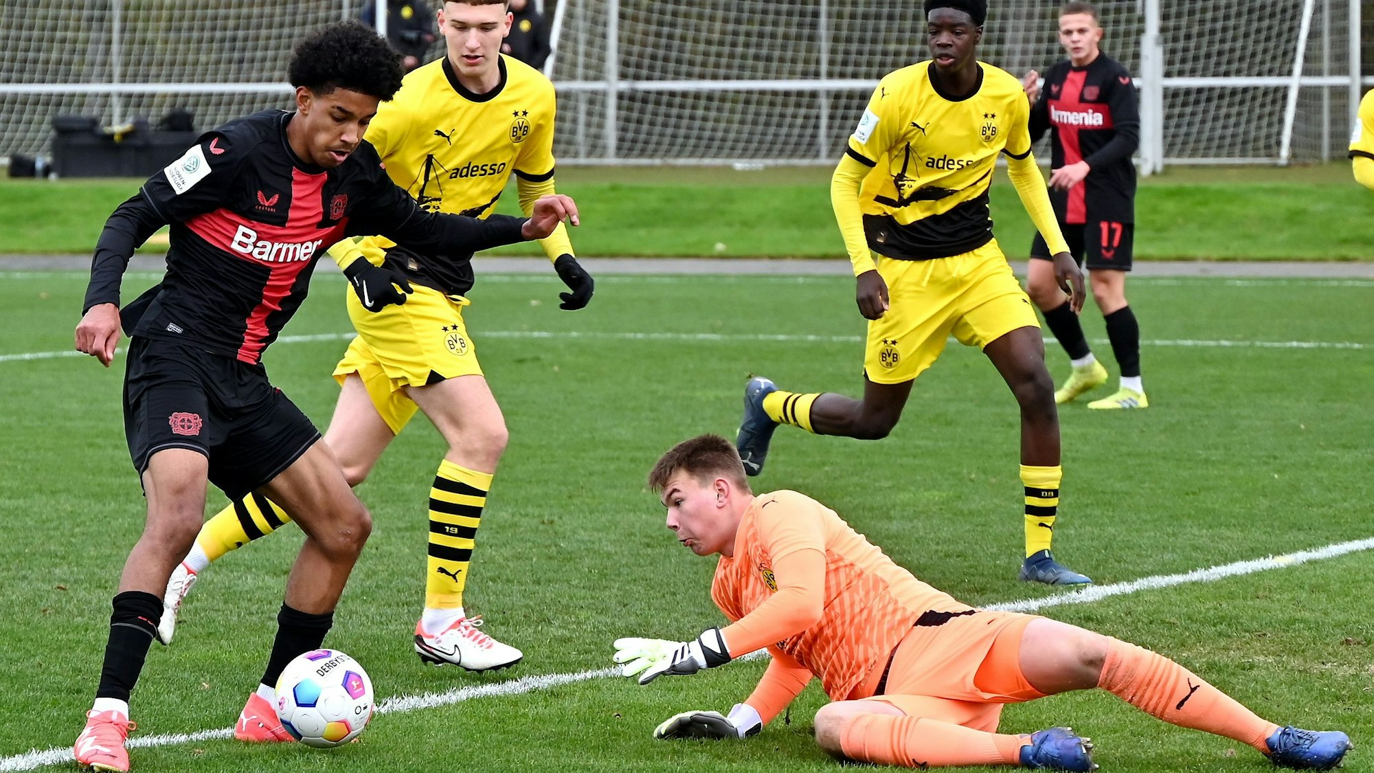 11.11.2023, Fussball-B-Jugend-Bayer 04-Dortmund
links: Francis Onyeka (Bayer) umspielt TW: Leon Herdes (Dortmund)
Foto: Uli Herhaus