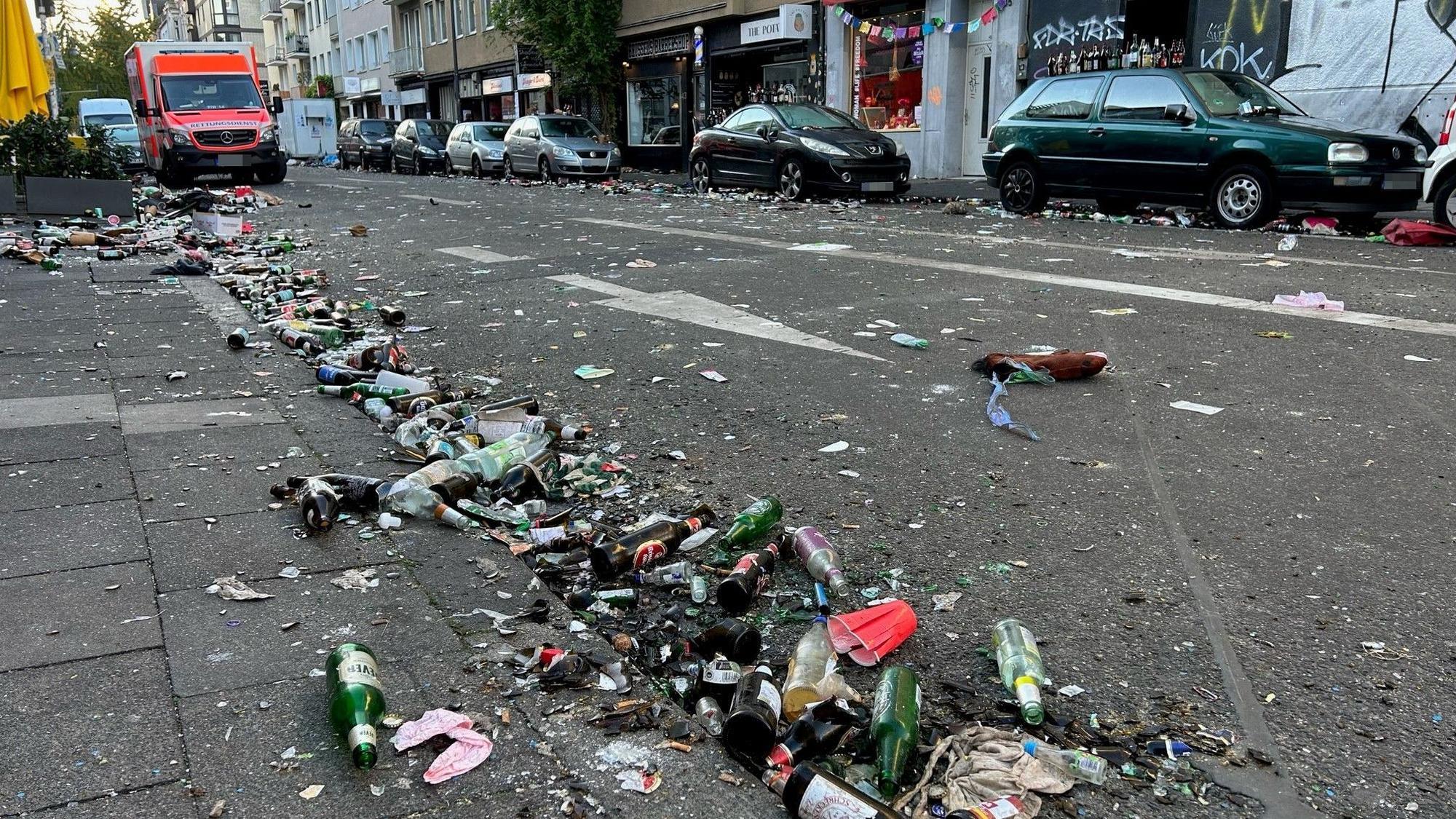 Müllberge auf der Brüsseler Straße am Sonntagmorgen