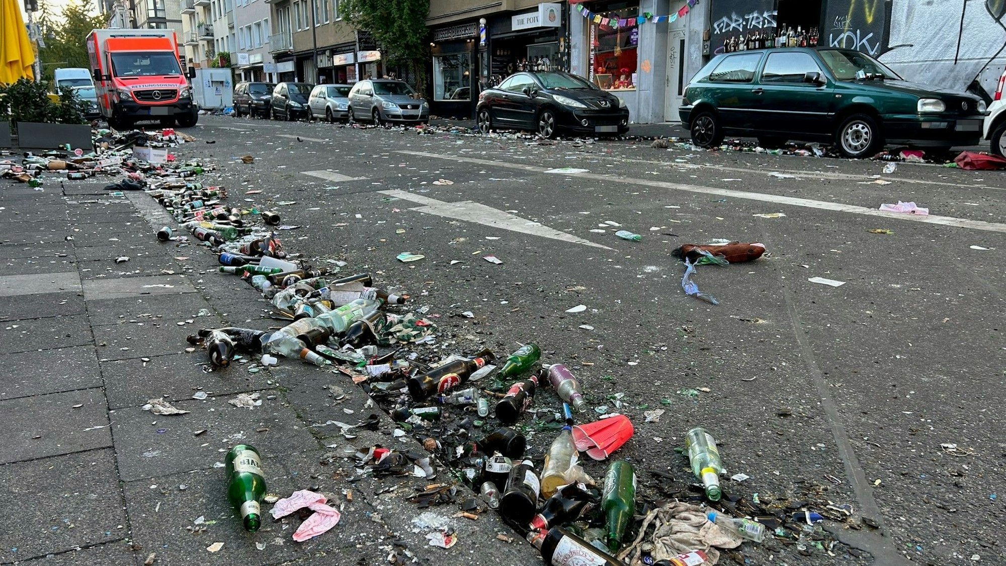 Müllberge auf der Brüsseler Straße am Sonntagmorgen