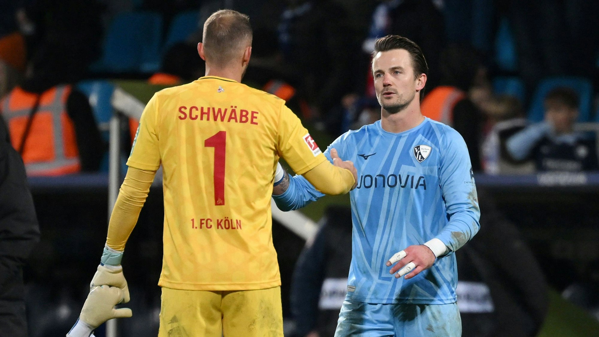 Torwart Manuel Riemann VfL Bochum und Torwart Marvin Schwäbe 1.FC Koeln, v.re., nach dem Spiel 11.11.2023, Fussball GER, Saison 2023/2024, 1. Bundesliga, 11. Spieltag, VfL Bochum - 1. FC Köln 1:1 Bochum Vonovia Ruhrstadion Nordrhein Westfalen Deutschland *** Goalkeeper Manuel Riemann VfL Bochum and goalkeeper Marvin Schwäbe 1 FC Koeln , v re , after the match 11 11 2023, Soccer GER, Season 2023 2024, 1 Bundesliga, Matchday 11, VfL Bochum 1 FC Köln 1 1 Bochum Vonovia Ruhrstadion Nordrhein Westfalen Germany Team2
