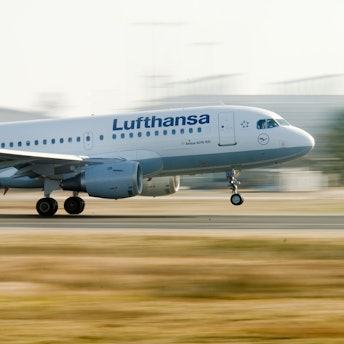 Ein Airbus A319 der deutschen Fluggesellschaft Lufthansa kurz vor der Landung auf einem Rollfeld. Die Maschine funkte wenige Meter über dem Boden „Mayday“. (Symbolbild)