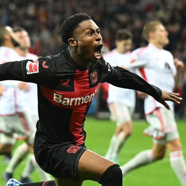 Nathan Tella feiert seinen Treffer zum 4:0.