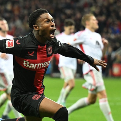 Nathan Tella feiert seinen Treffer zum 4:0.