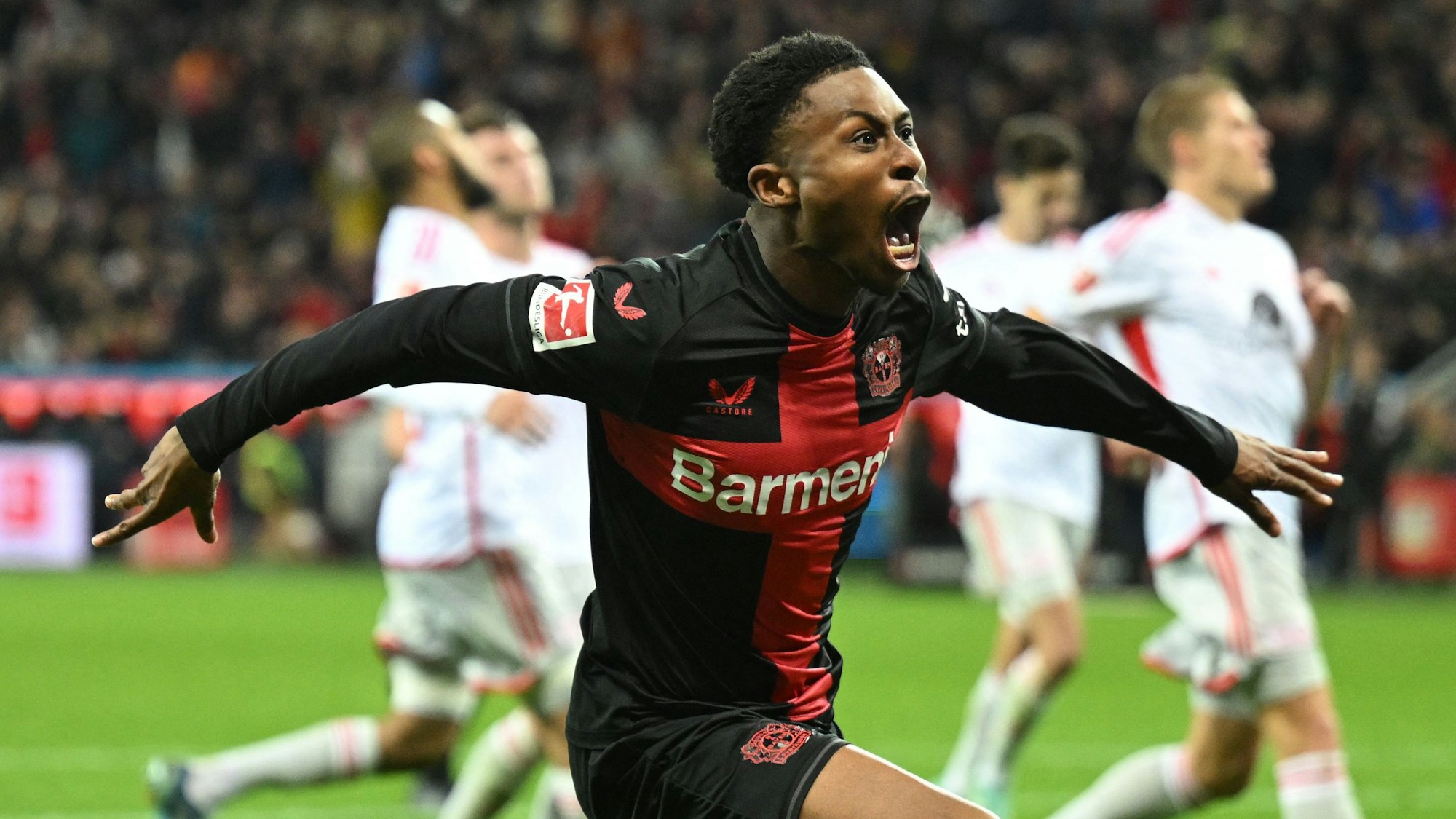 Nathan Tella feiert seinen Treffer zum 4:0.