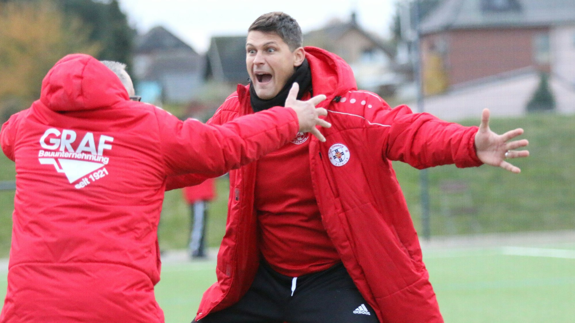 Das Bild zeigt Zülpichs Trainer David Sasse, der ein Tor bejubelt.