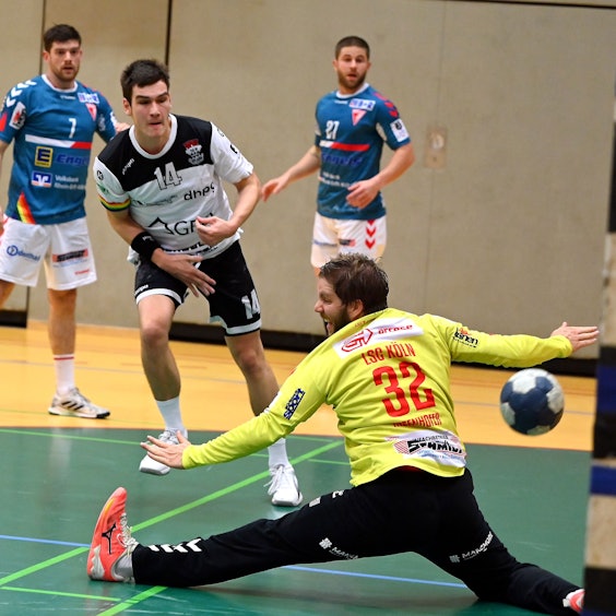10.11.2023, Handball-Tus Opladen-Longericher SC Köln
mitte: Yannik Nitzschmann (Opladen)
vorne: TW: Valentin Inzenhofer (Longerich)
Foto: Uli Herhaus
