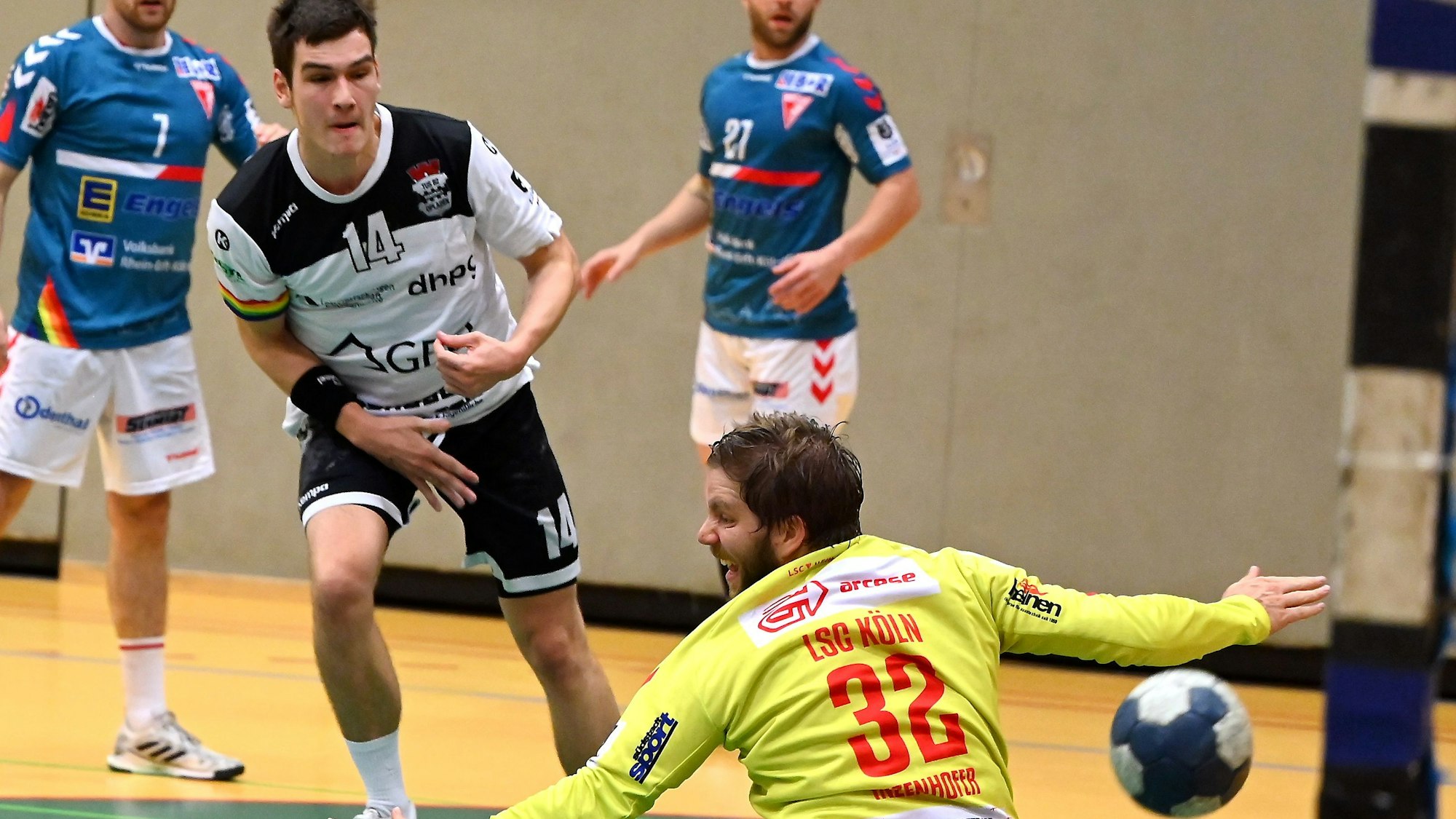 10.11.2023, Handball-Tus Opladen-Longericher SC Köln
mitte: Yannik Nitzschmann (Opladen)
vorne: TW: Valentin Inzenhofer (Longerich)
Foto: Uli Herhaus