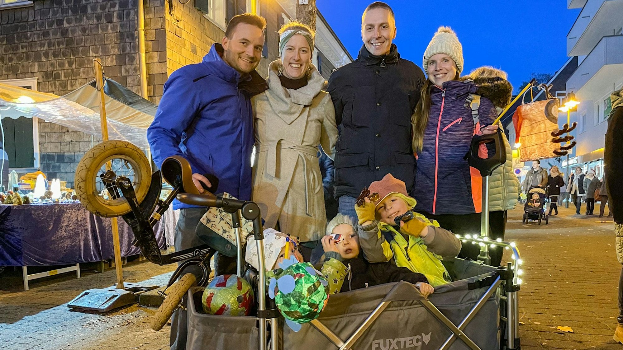 Freuten sich vor allem auf das Feuer: Toni V. (v.l.) und Christine V., Lars und Ursula B. mit Kindern.