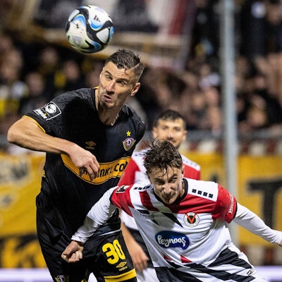 DFL3, FC Viktoria Koeln - Dynamo Dresden Stefan Kutschke Dynamo Dresden, 30 mit dem Kopfball, Jonah Sticker FC Viktoria Koeln, 33, Michael Schultz FC Viktoria Koeln, 3 DFL3, FC Viktoria Koeln - Dynamo Dresden 15. Spieltag am 10.11.2023 im Sportpark Hoehenberg in Koeln. DFL REGULATIONS PROHIBIT ANY USE OF PHOTOGRAPHS AS IMAGE SEQUENCES AND/OR QUASI-VIDEO. *** DFL3, FC Viktoria Koeln Dynamo Dresden Stefan Kutschke Dynamo Dresden, 30 with the header, Jonah Sticker FC Viktoria Koeln, 33 , Michael Schultz FC Viktoria Koeln, 3 DFL3, FC Viktoria Koeln Dynamo Dresden 15 Matchday on 10 11 2023 at Sportpark Hoehenberg in Koeln DFL REGULATIONS PROHIBIT ANY USE OF PHOTOGRAPHS AS IMAGE SEQUENCES AND OR QUASI VIDEO Copyright: xBEAUTIFULxSPORTS/AxelxKohringx