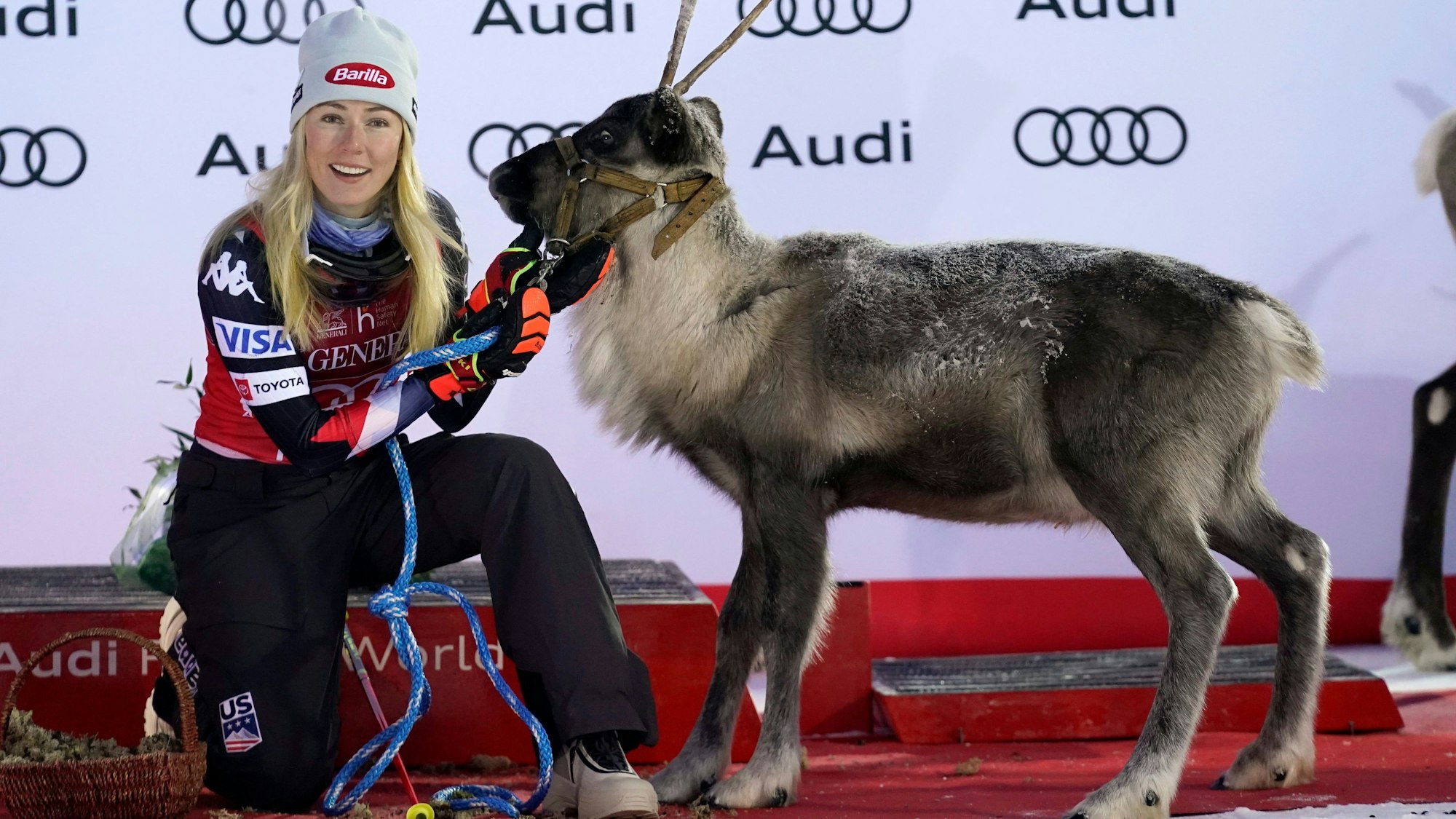 Mikaela Shiffrin, Siegerin aus den USA, erhält nach ihrem Sieg ein Rentier.