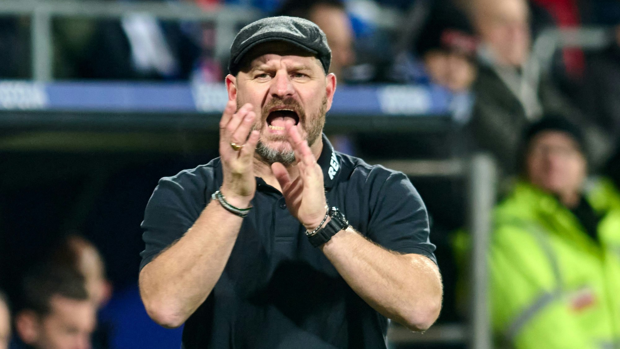 FC-Trainer Steffen Baumgart an der Seitenlinie in Bochum.