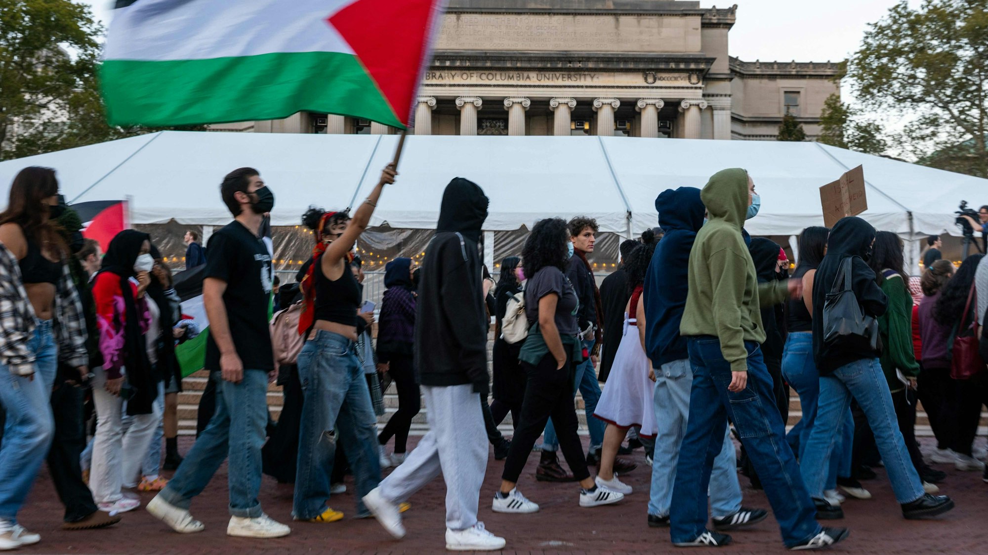 Studierende der University of Columbia an einer Pro-Palästina-Demo teil.