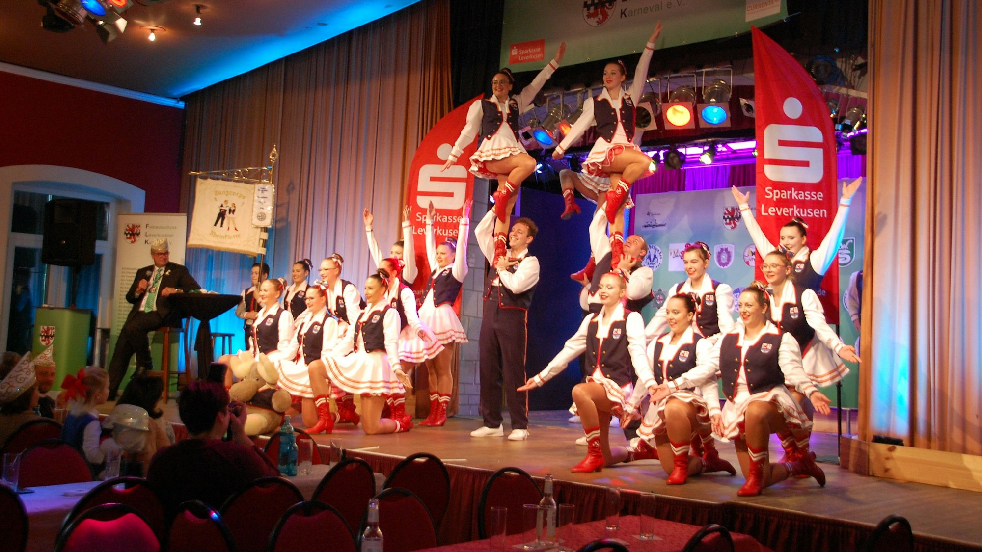Die Leverkusener Rheinflotte begleitete die Prinzenvorstellung mit Hebefiguren und Tänzen.
