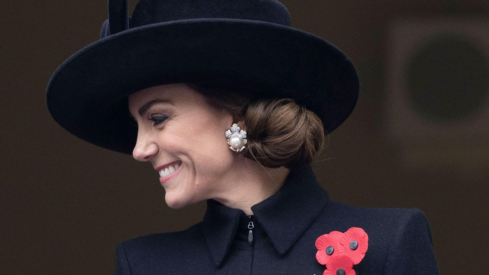 Prinzessin Kate lächelt am Remembrance-Sonntag am Cenotaph in London