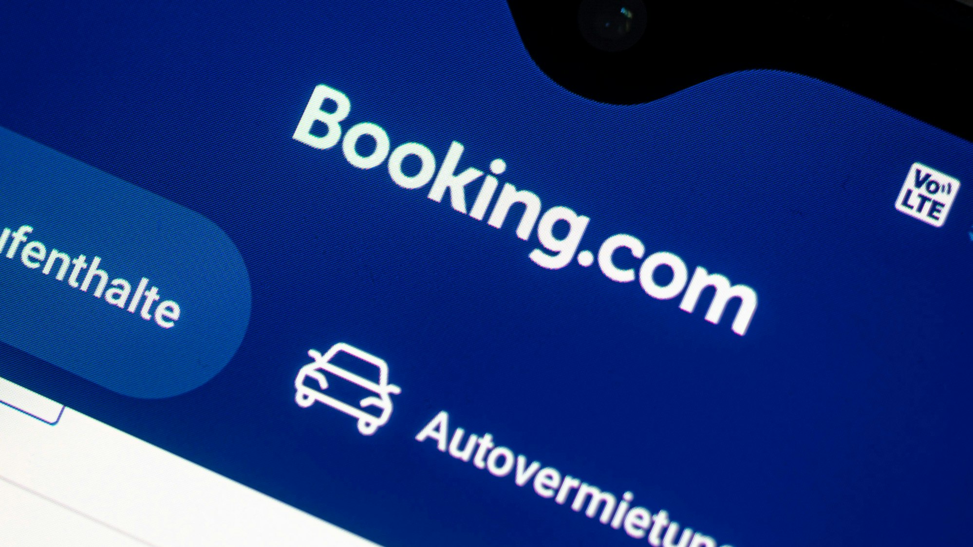 Auf einem Smartphone ist die App des Reiseportals Booking.com zu sehen.