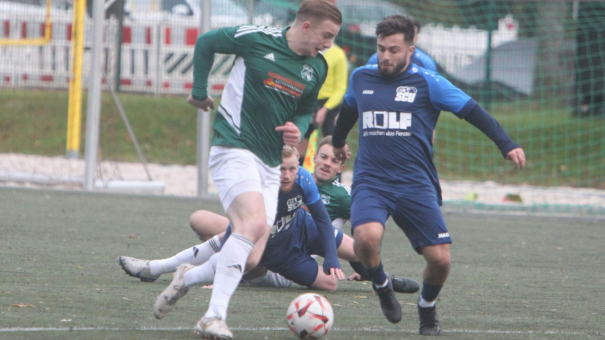 Oliver Ehrenstein (links) hat mit dem SV Leuscheid gegen Berkay Cubukcu und den SC Uckerath das Nachsehen.