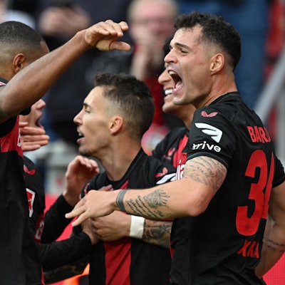 Alejandro Grimaldo (l.) feiert mit Jonathan Tah und Granit Xhaka.