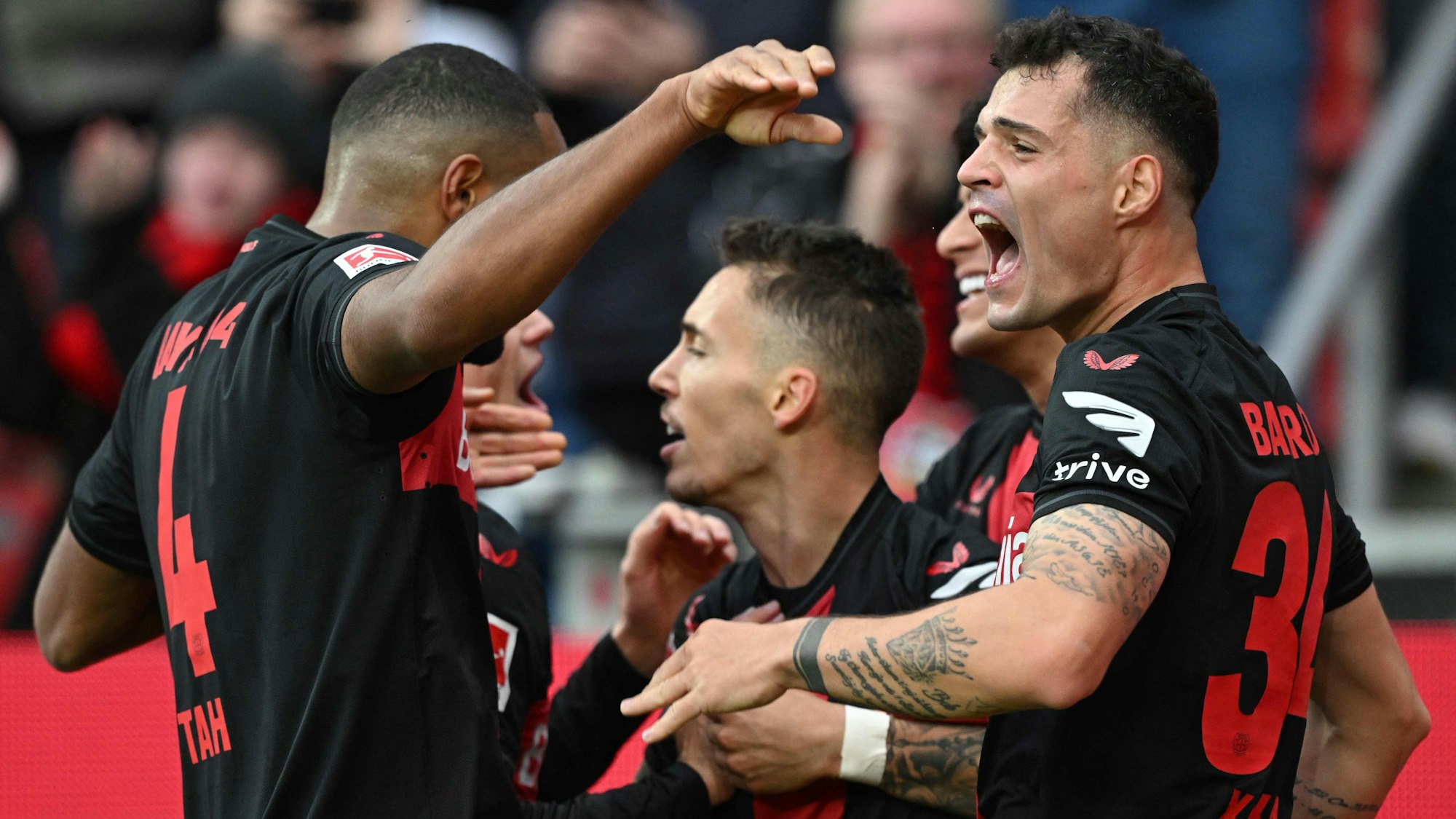 Alejandro Grimaldo (l.) feiert mit Jonathan Tah und Granit Xhaka.