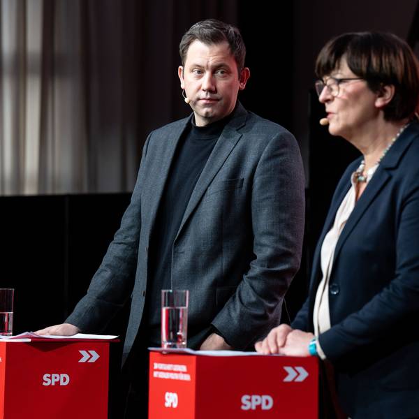 Die SPD-Vorsitzenden Saskia Esken (r) und Lars Klingbeil äußern sich bei einer Pressekonferenz. (Archivbild)