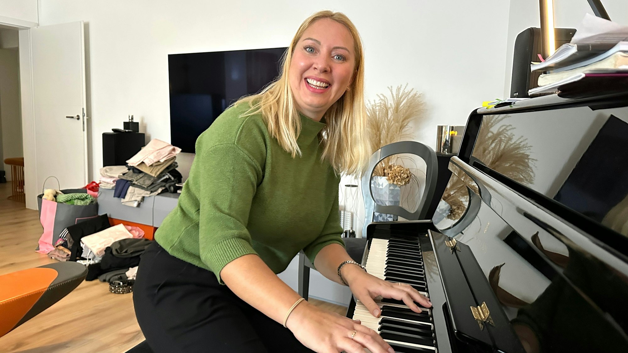 Irina Slania am Klavier.