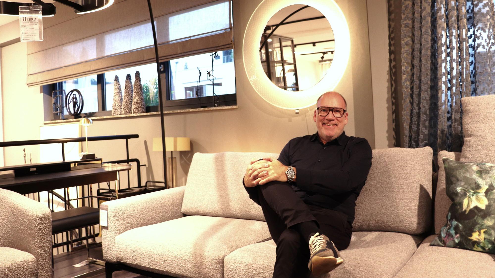 Der Eigentümer Peter Heerdt sitzt auf einer Couch in seinem Laden am Bonner Wall.
